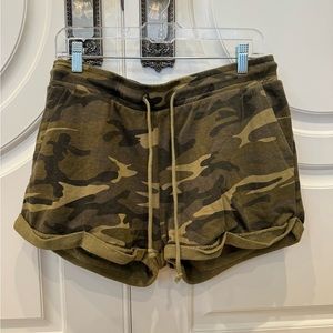 Alternative Camo shorts, Size Large